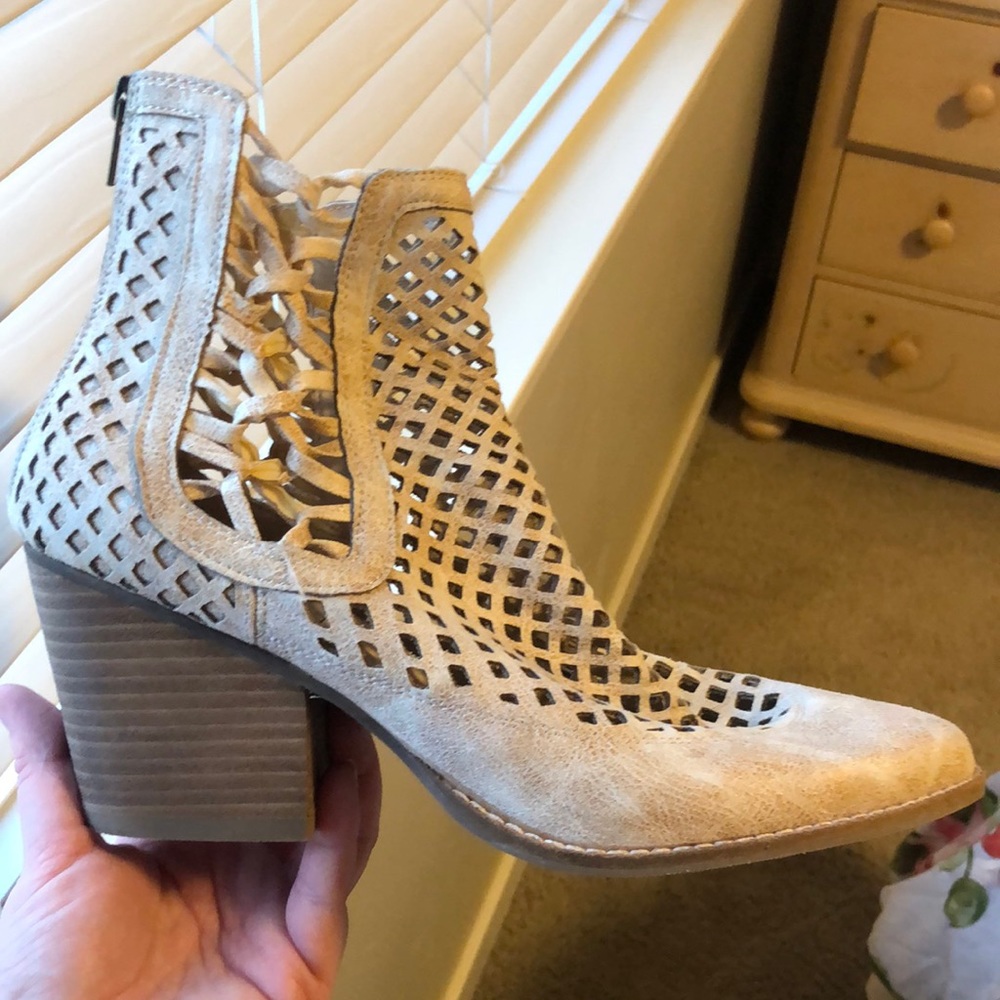 Coconuts by Matisse laser cut open bootie 💙
